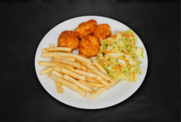 Nuggetsy z kurczaka z frytkami i surówką 