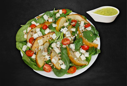 Sałatka  karmelizowaną gruszką na szpinaku, z serem Lazur